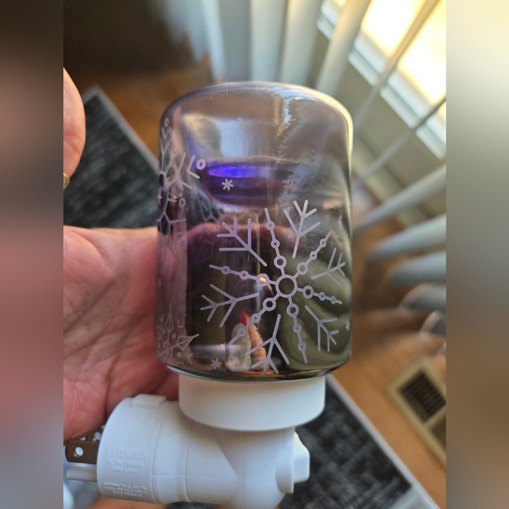 Snowflake Patterned Glass Night Light